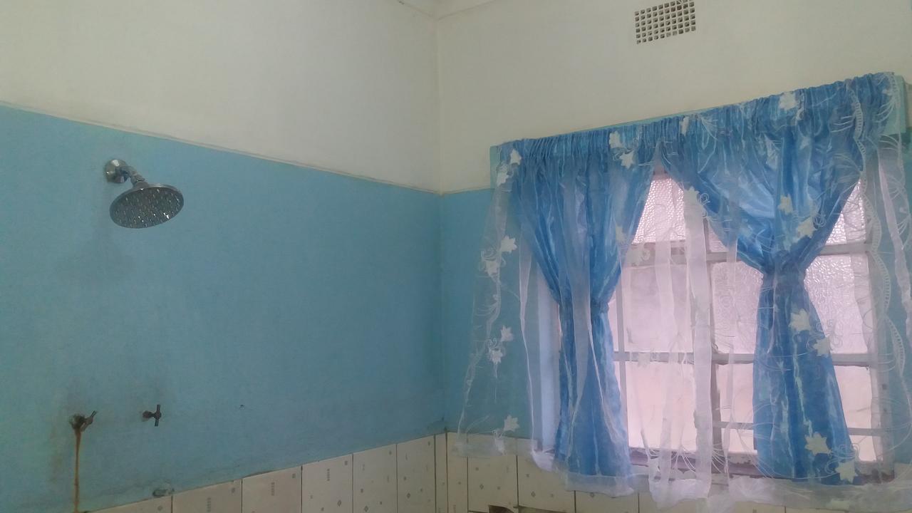 Kumunzi Backpackers Hostel ลุซากา ภายนอก รูปภาพ