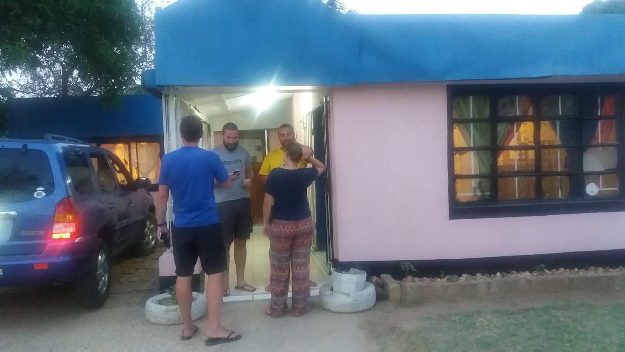 Kumunzi Backpackers Hostel ลุซากา ภายนอก รูปภาพ