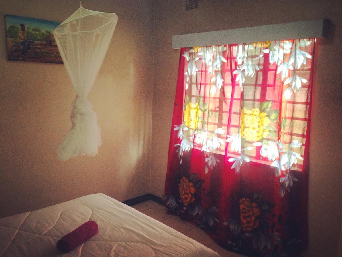 Kumunzi Backpackers Hostel ลุซากา ภายนอก รูปภาพ