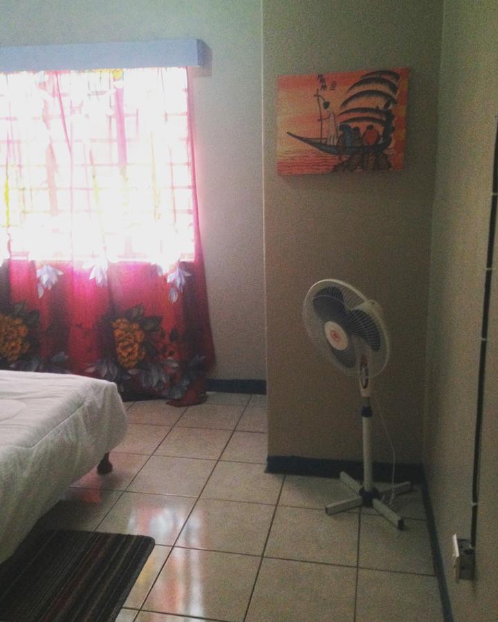 Kumunzi Backpackers Hostel ลุซากา ภายนอก รูปภาพ